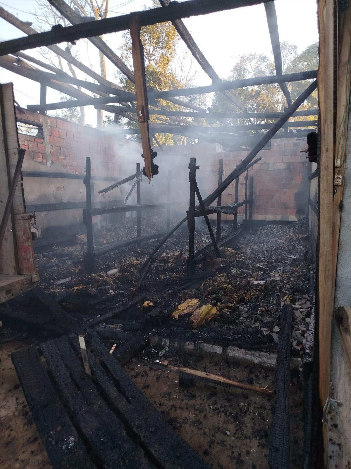 Incêndio destrói estufa de fumo e garagens em Ituporanga