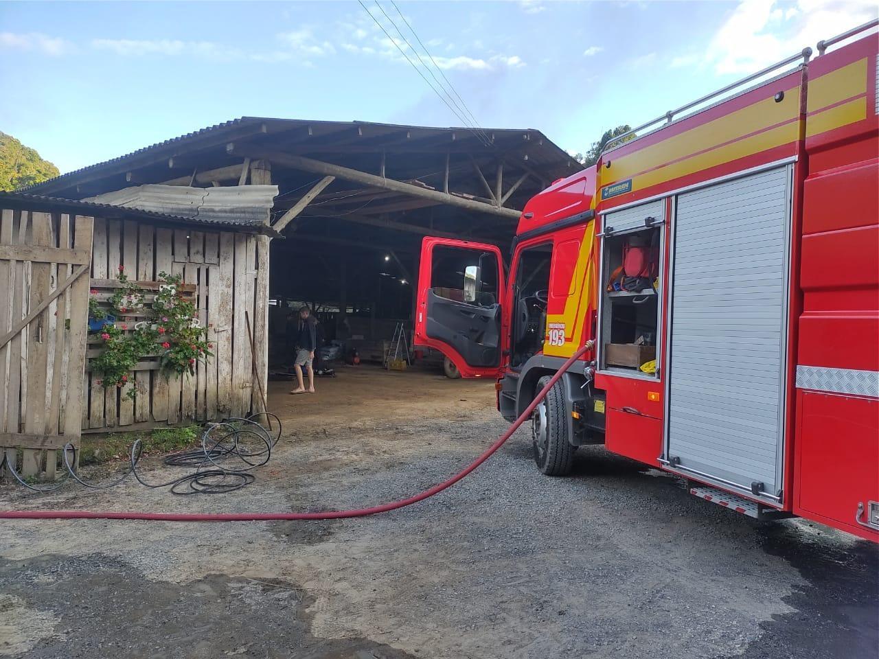  Incêndio destrói estufa de fumo em Ituporanga  mas estrutura principal é preservada