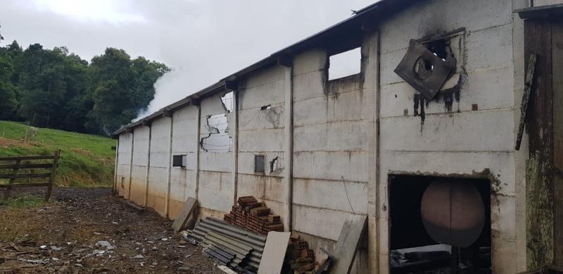 Incêndio destrói estufa de secagem de fumo em Imbuia