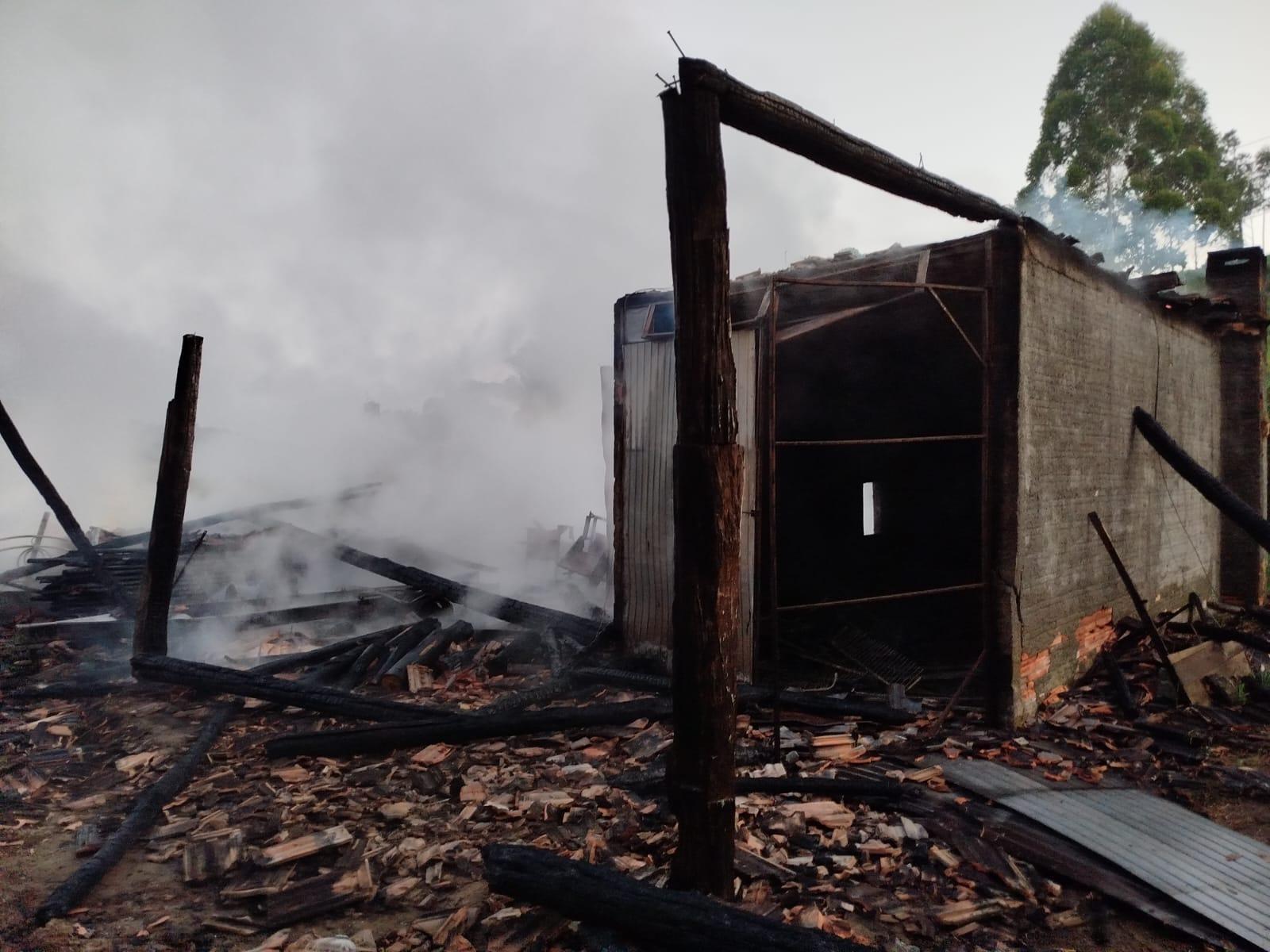 Incêndio destrói estufa de secagem de fumo em Imbuia