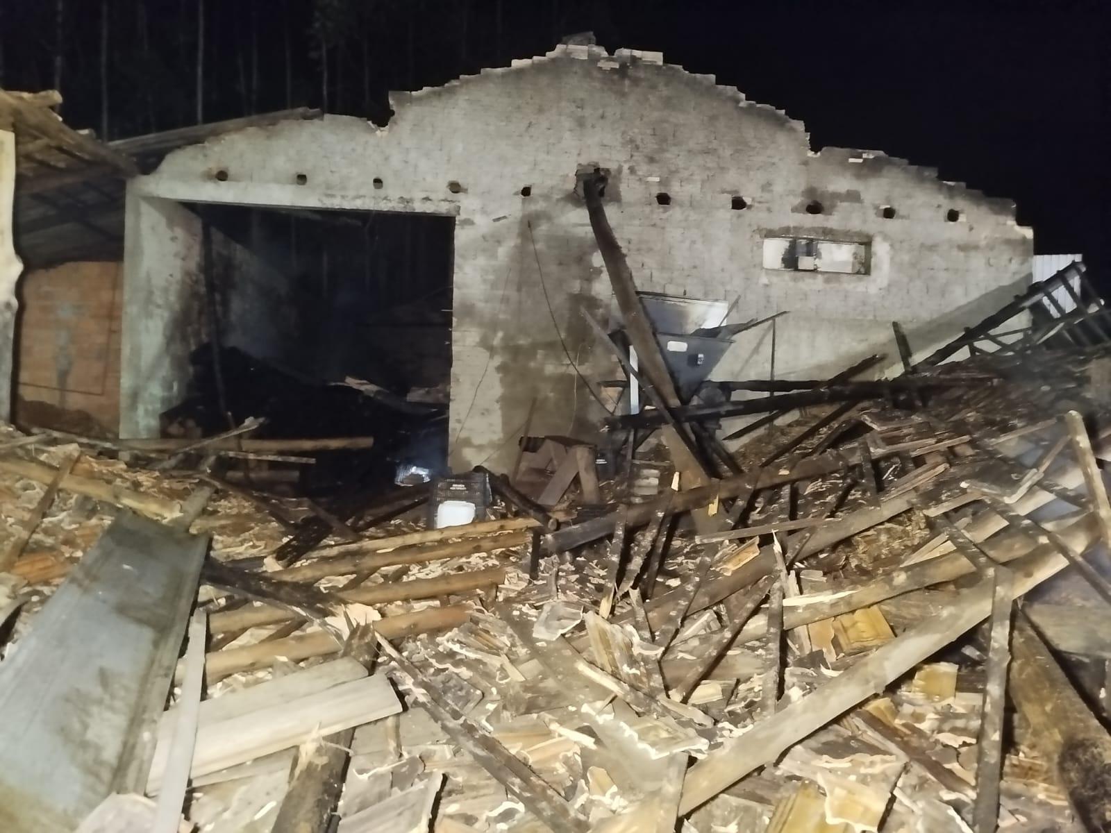 Incêndio destrói estufa de secagem de fumo em Três Barras Ituporanga