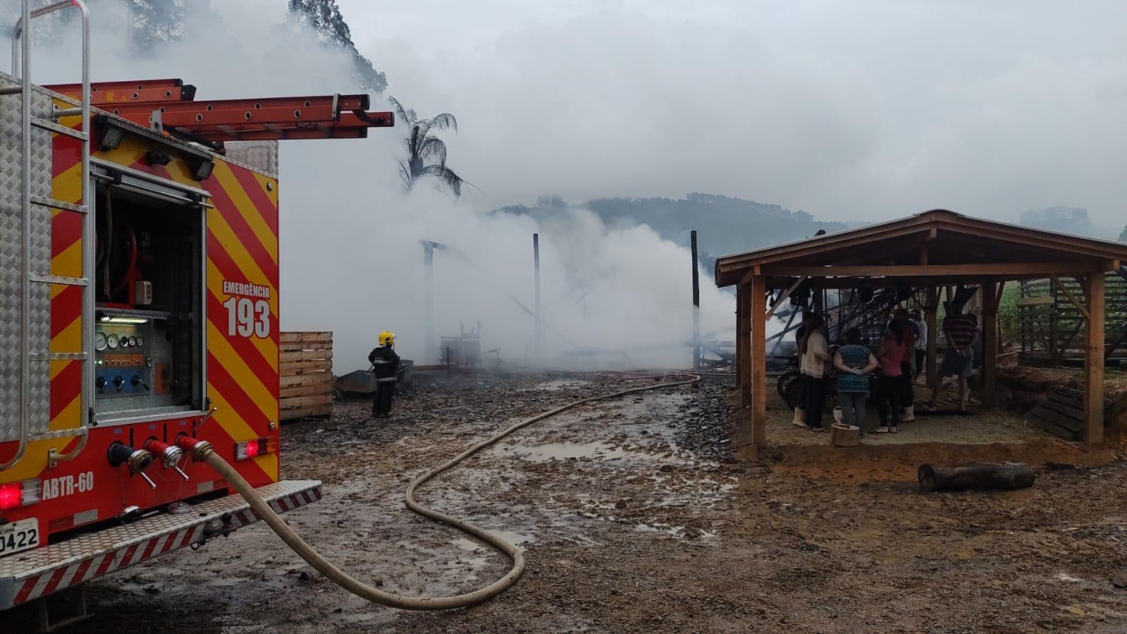 Incêndio destrói estufas de fumo, galpão e máquinas agrícolas no interior de Ituporanga