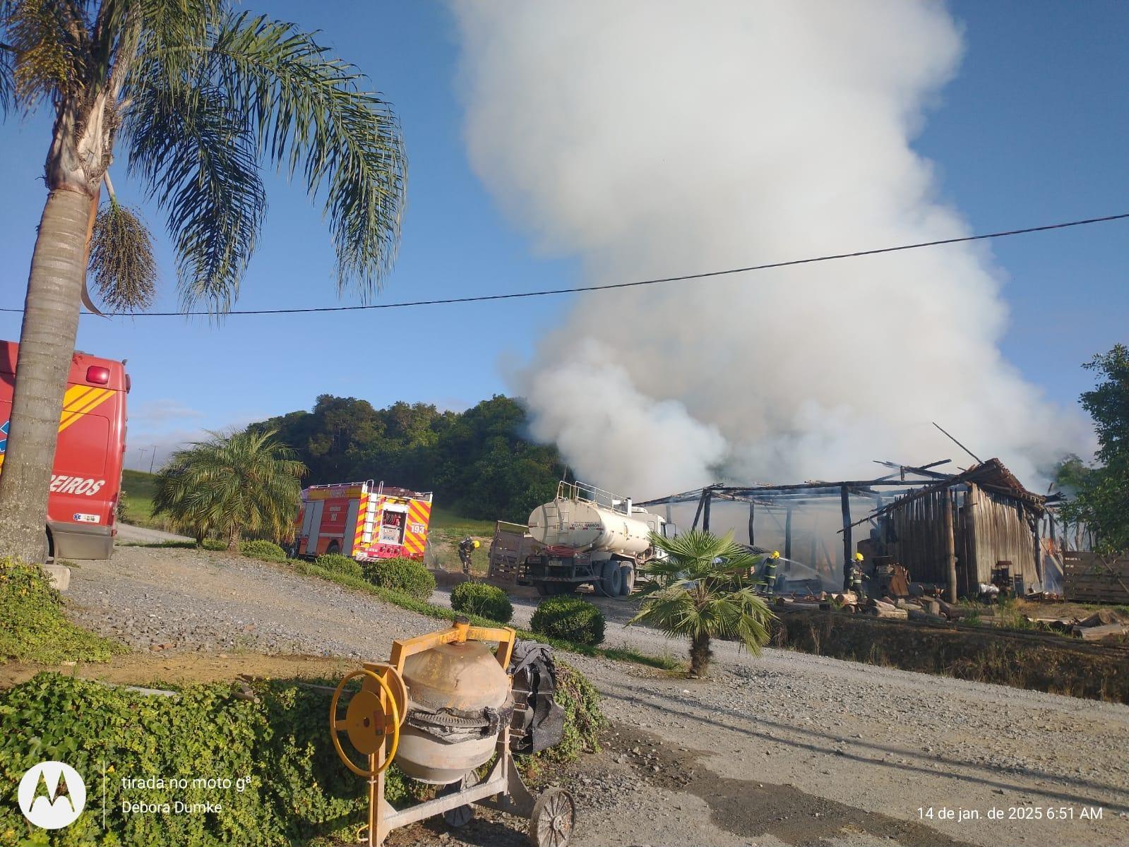 Incêndio destrói galpão com três estufas de fumo e equipamentos agrícolas em Vidal Ramos