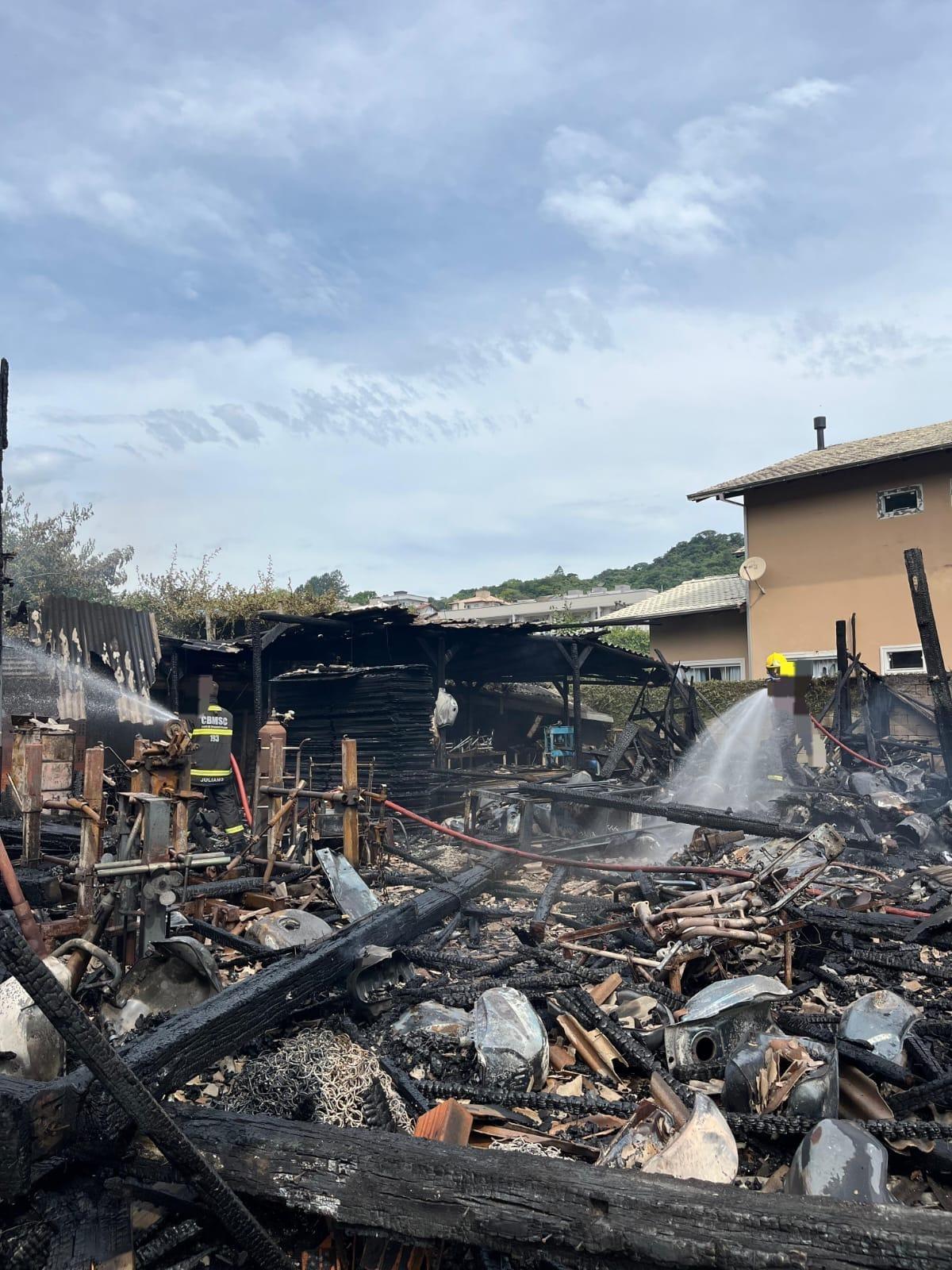 Incêndio destrói galpão de oficina mecânica em Rio do Sul