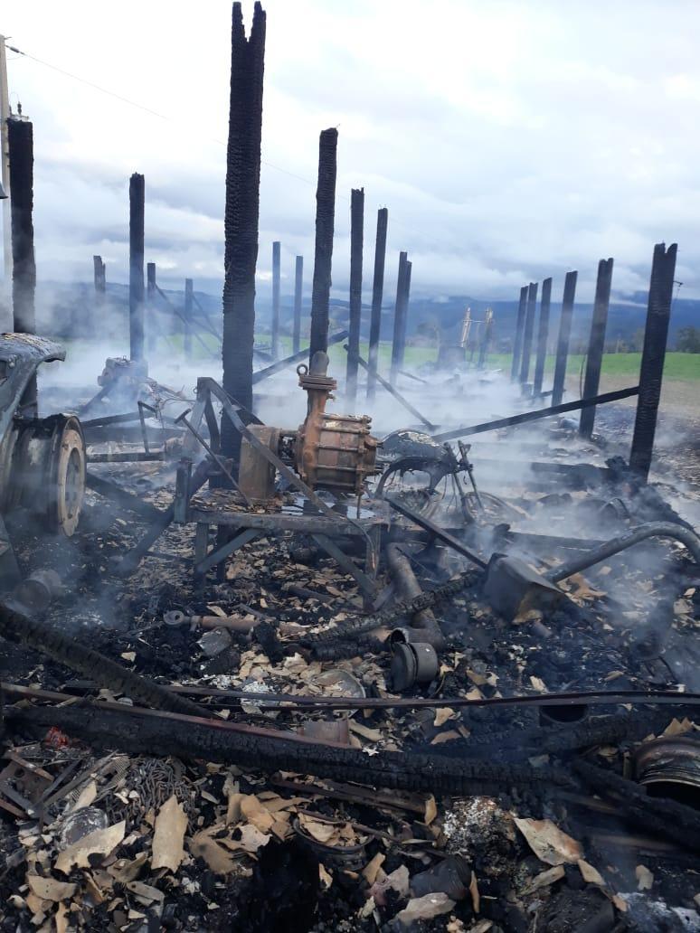Incêndio destrói galpão, trator e implementos em Alfredo Wagner 