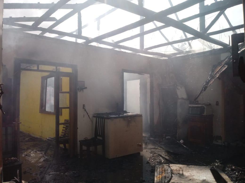  Incêndio destrói parte de residência no Alto Vale