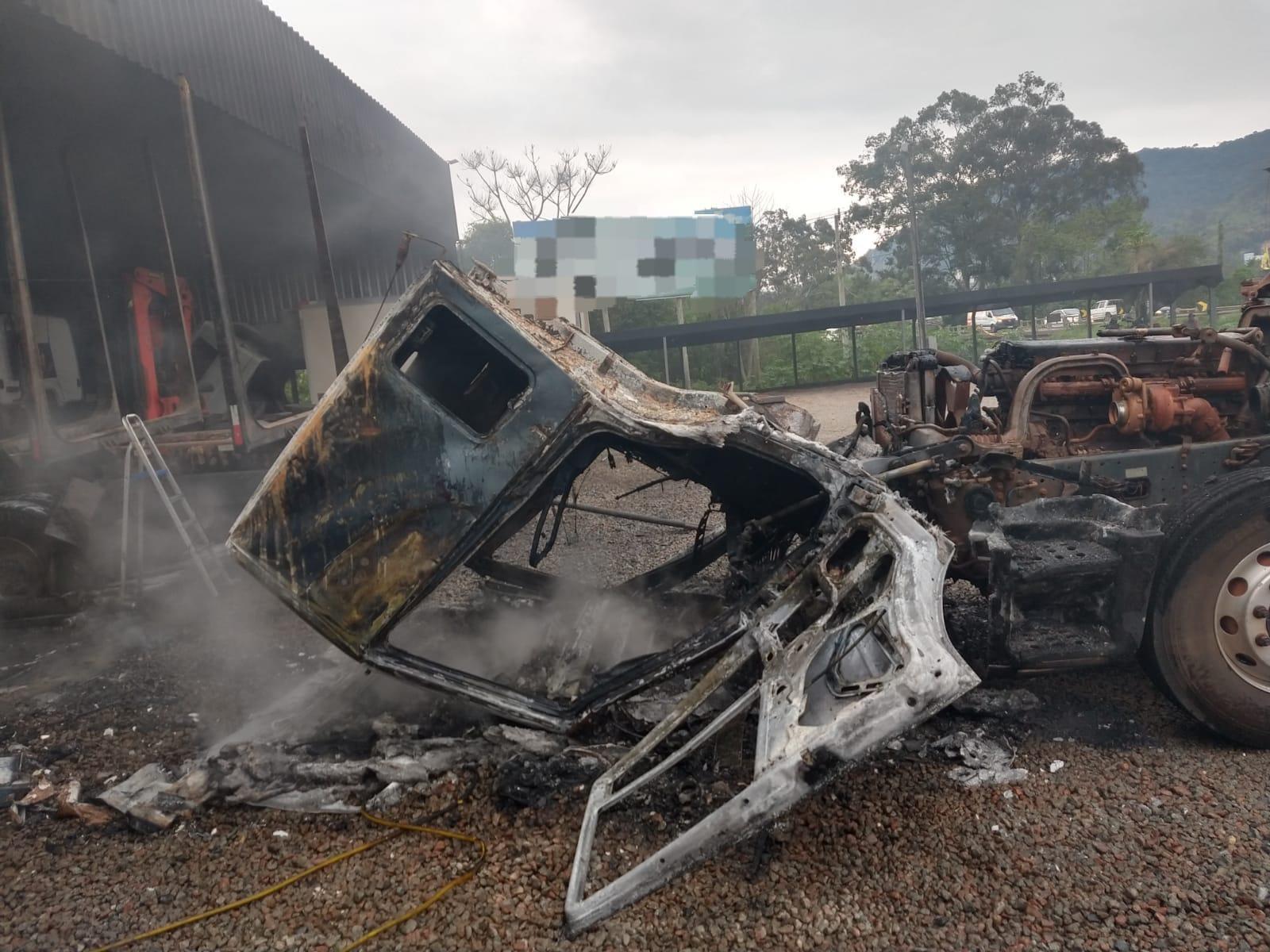 Incêndio destrói quatro caminhões em oficina mecânica de Rio do Sul