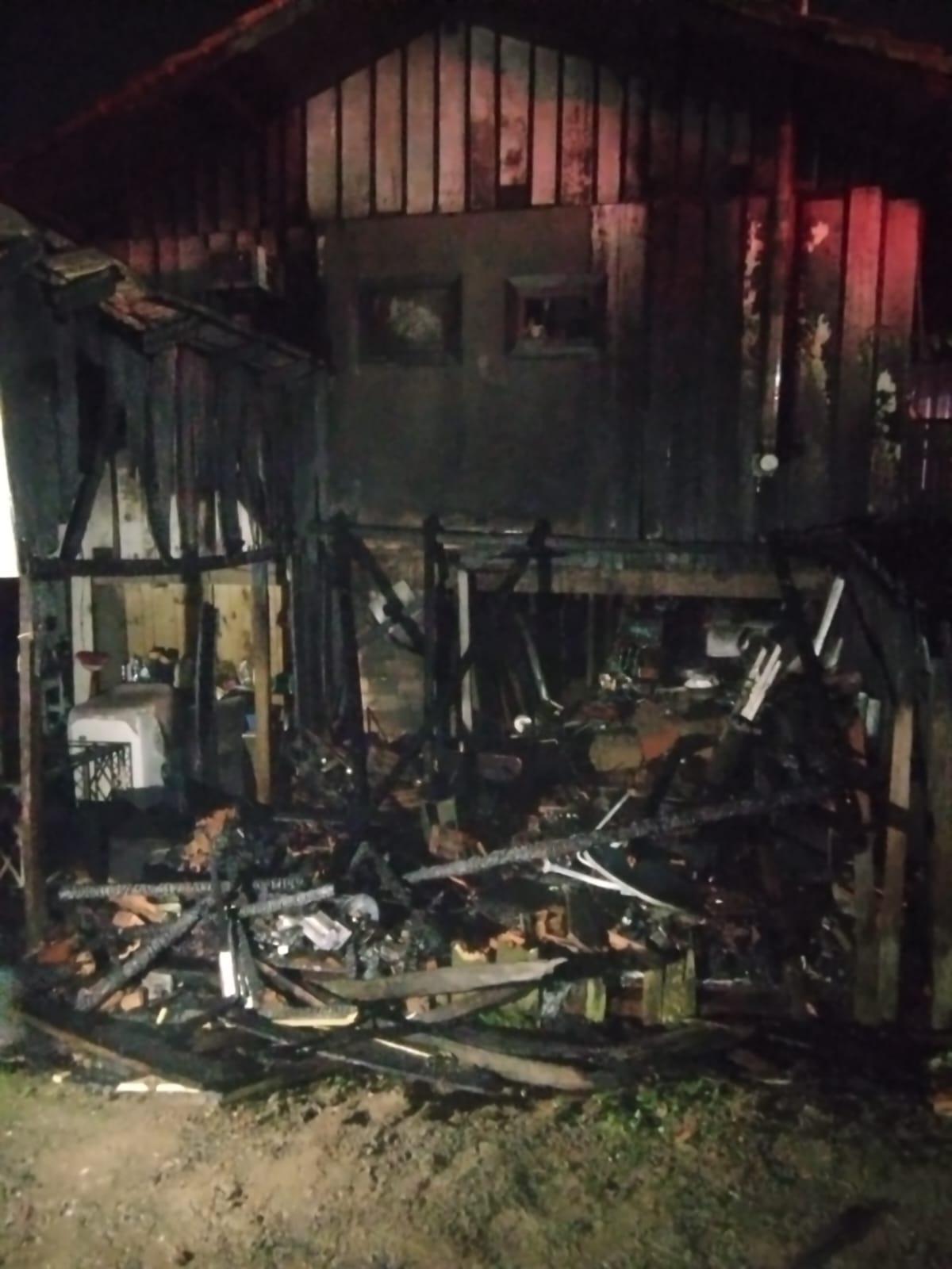 Incêndio destrói rancho de madeira anexo a residência em Ituporanga