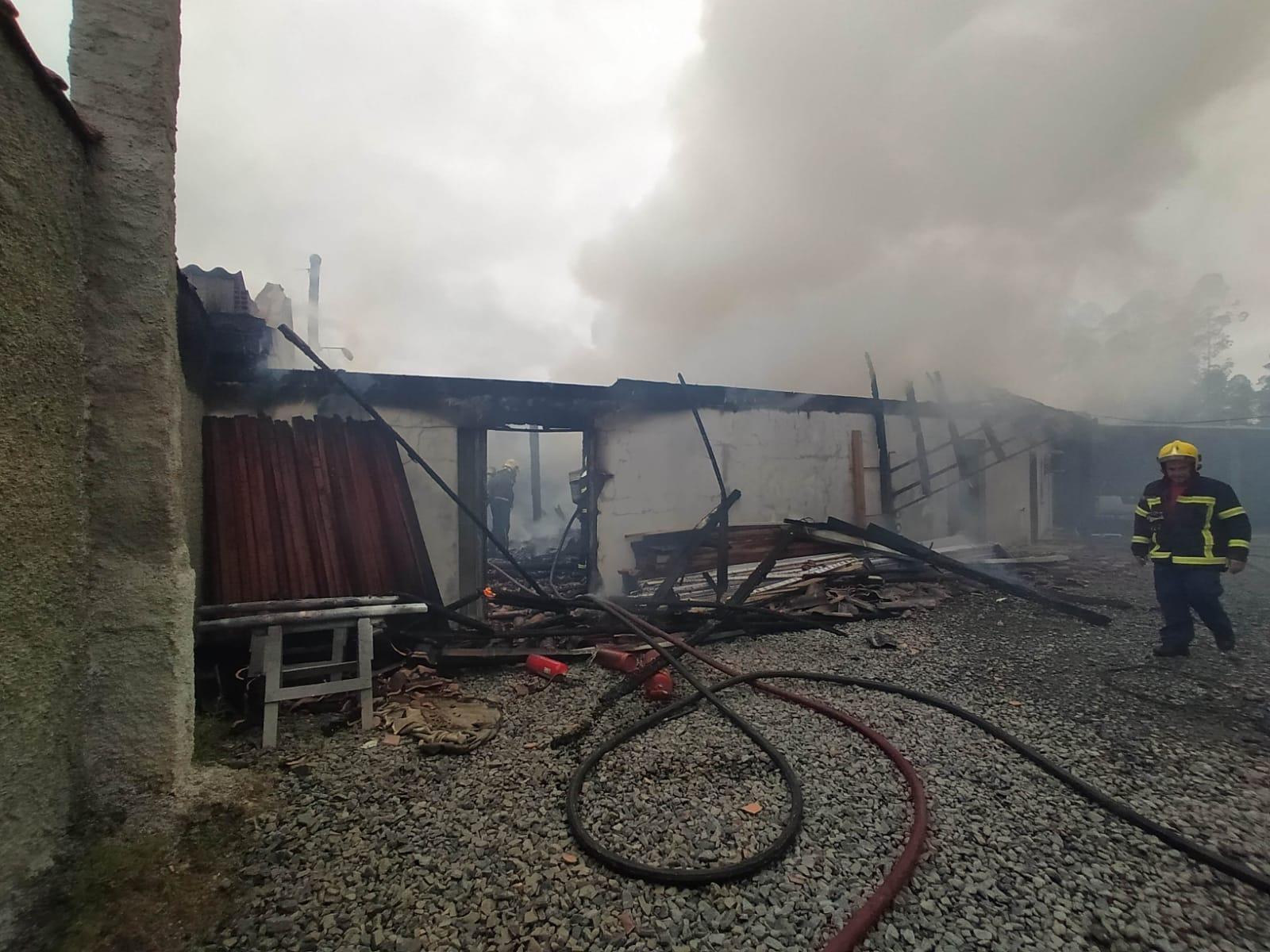 Incêndio destrói residência e deixa um ferido