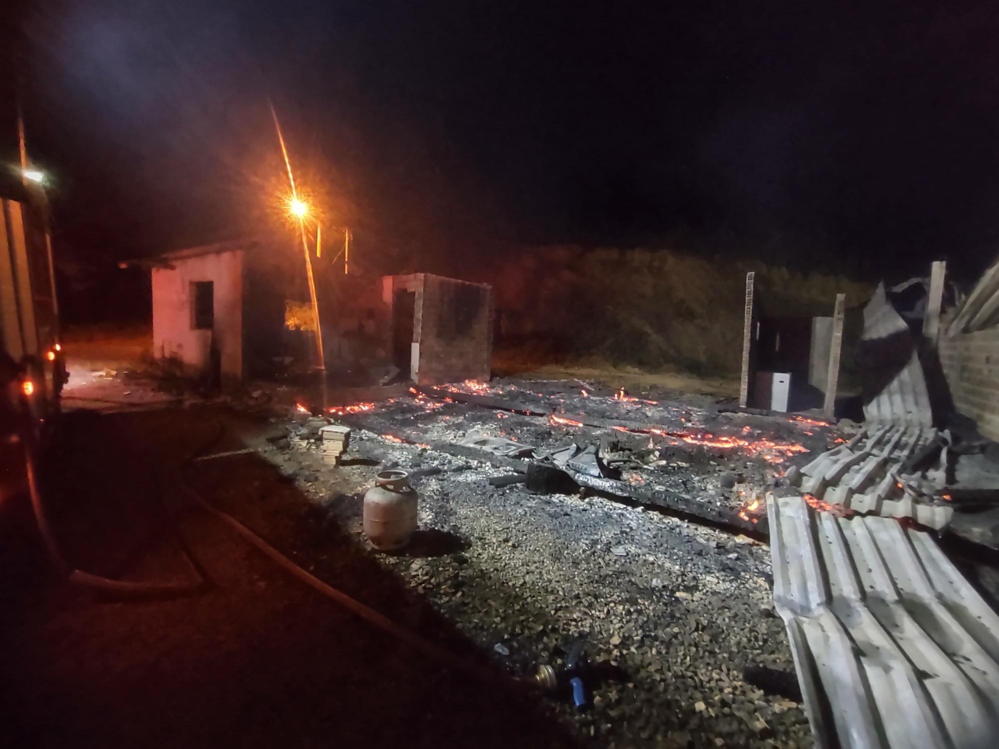 Incêndio destrói residência e galpão com estufas de fumo em Leoberto Leal