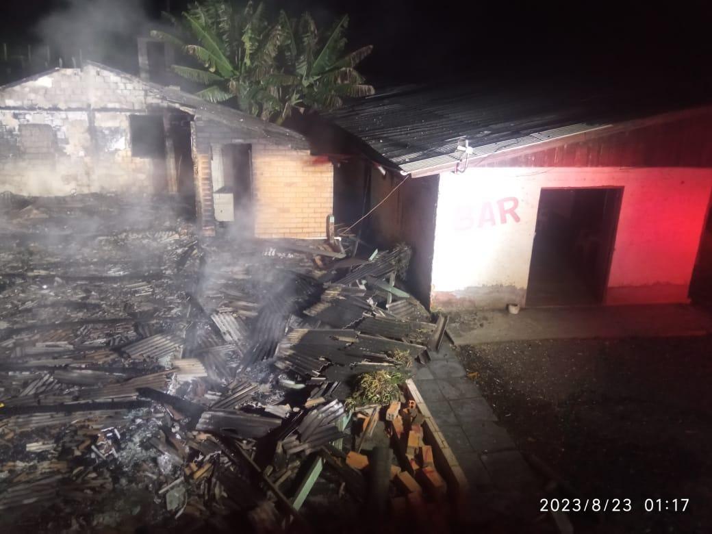 Incêndio destrói residência em Bom Retiro