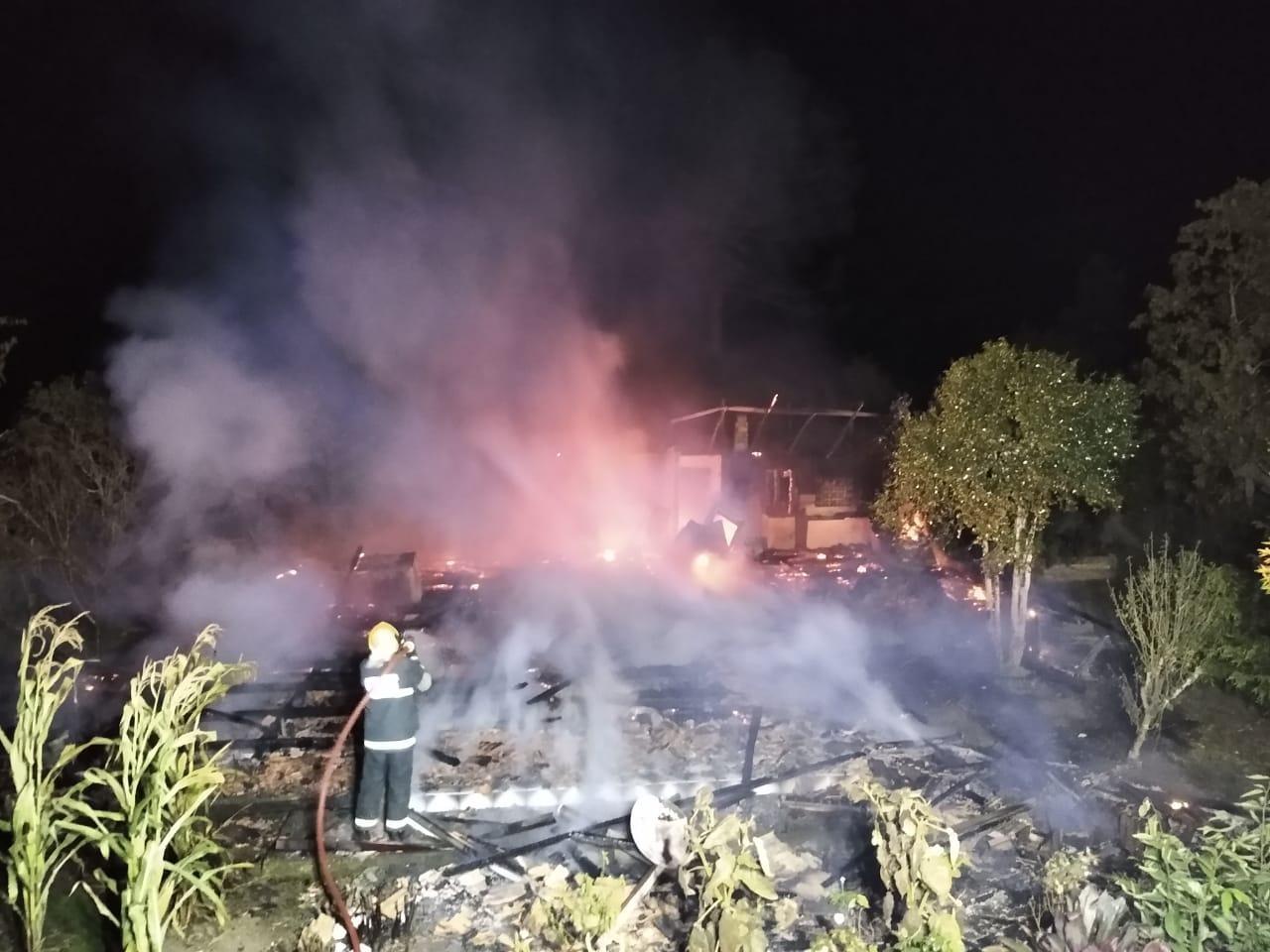 Incêndio destrói residência em Chapadão do Lageado