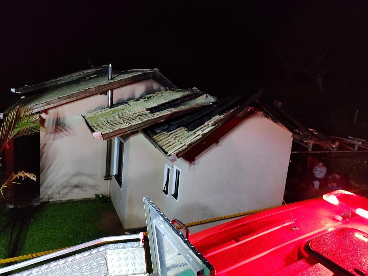 Incêndio destrói residência em Chapadão do Lageado