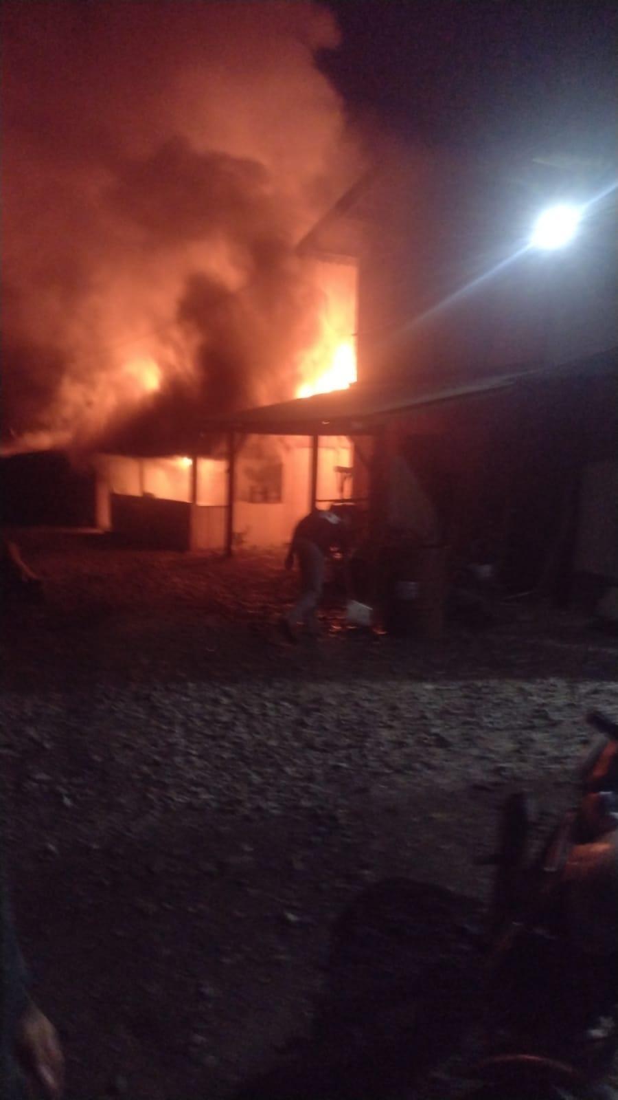 Incêndio destrói residência em Imbuia