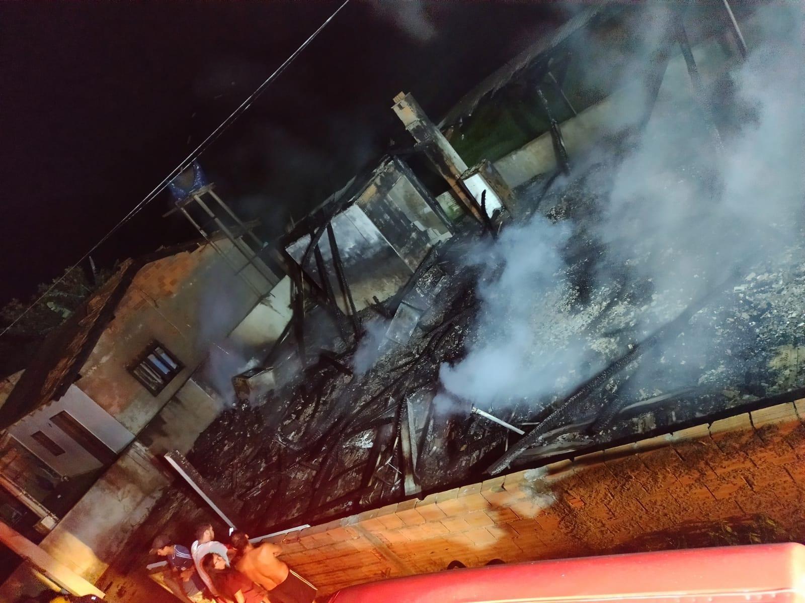 Incêndio destrói residência em Ituporanga