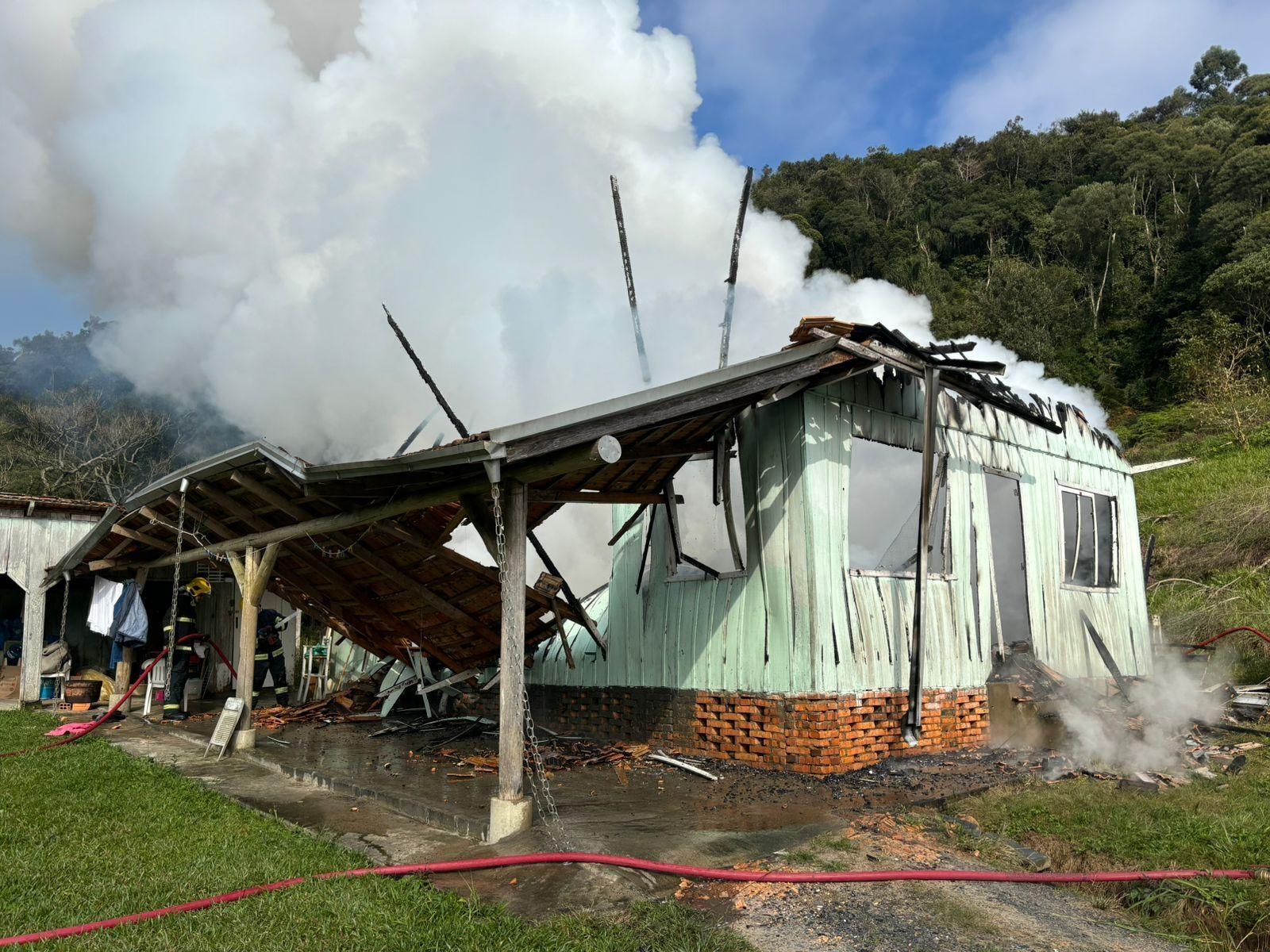 Incêndio destrói residência em Ituporanga