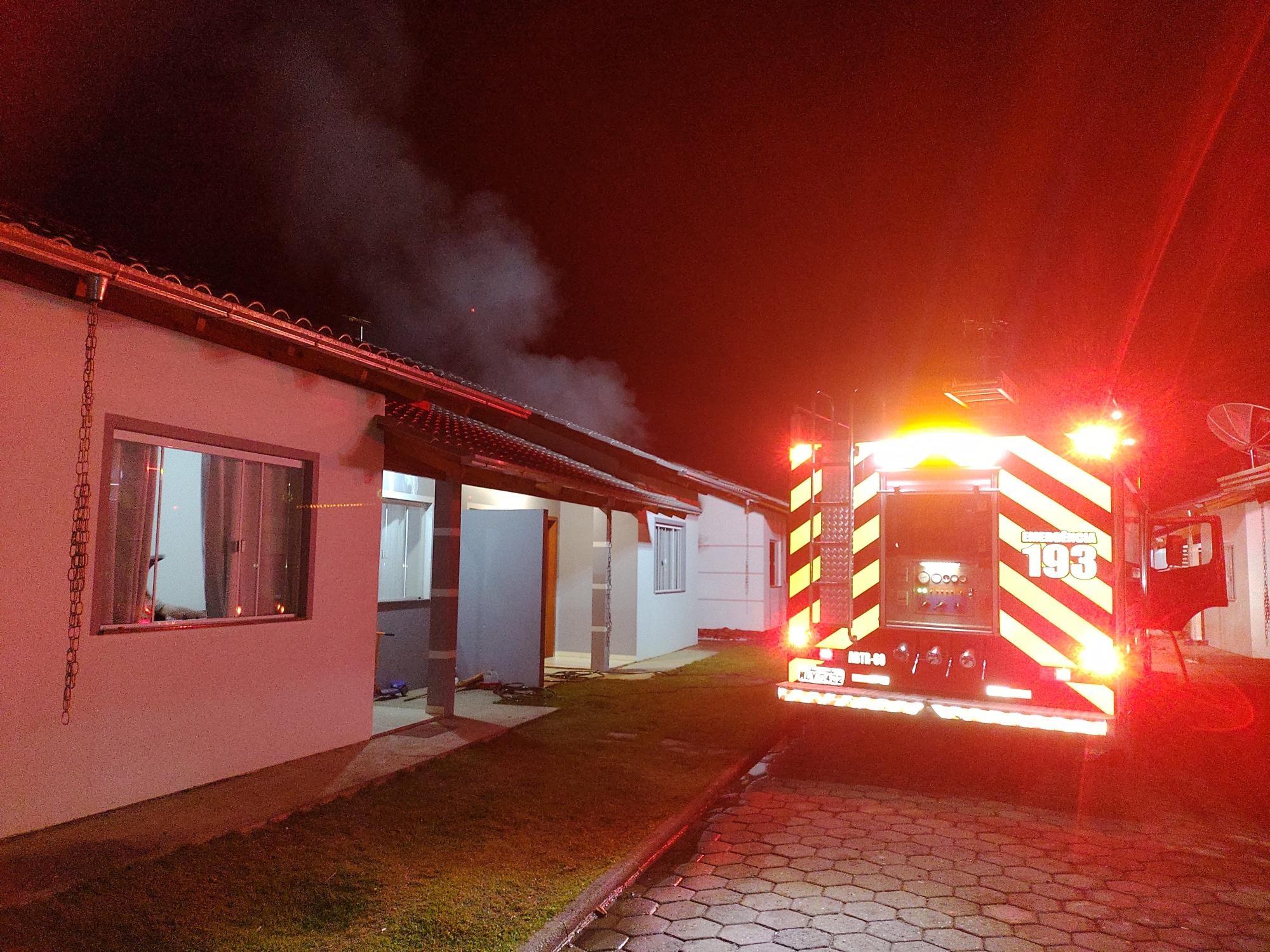 Incêndio destrói residência em Ituporanga após suposta briga de casal