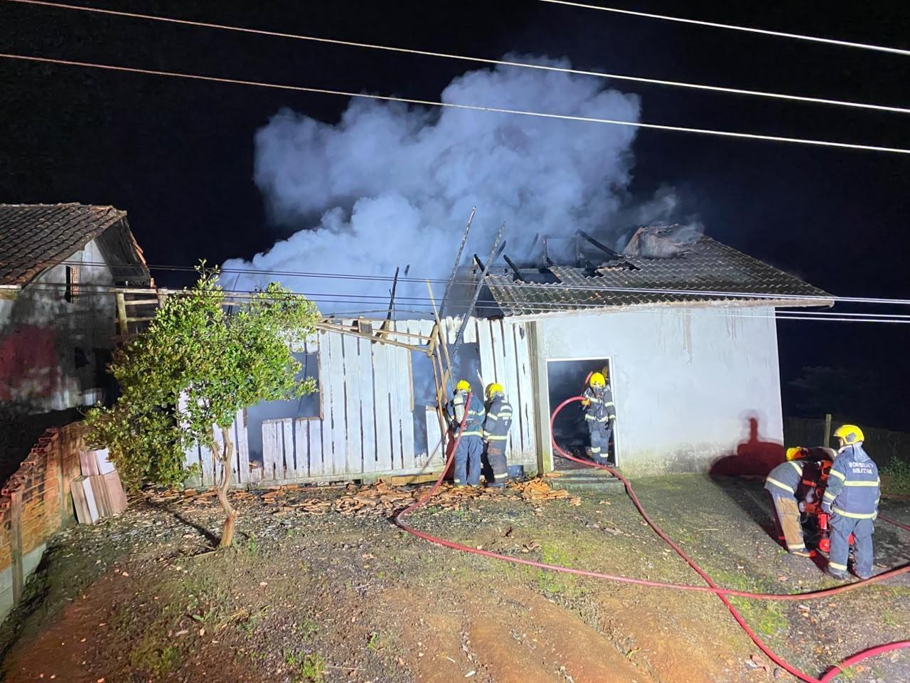 Incêndio destrói residência em Taió