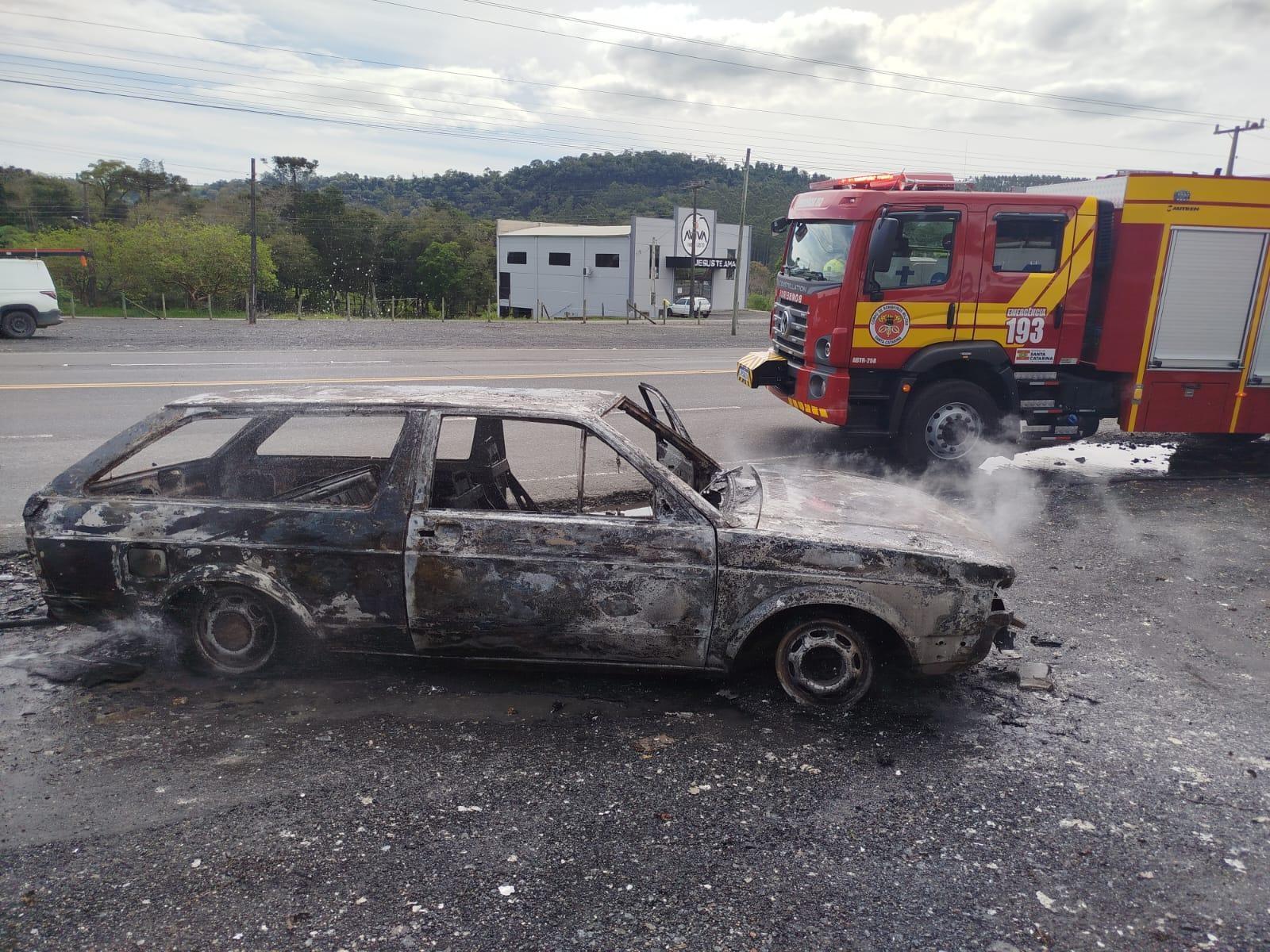 Incêndio destrói veículo em Ituporanga