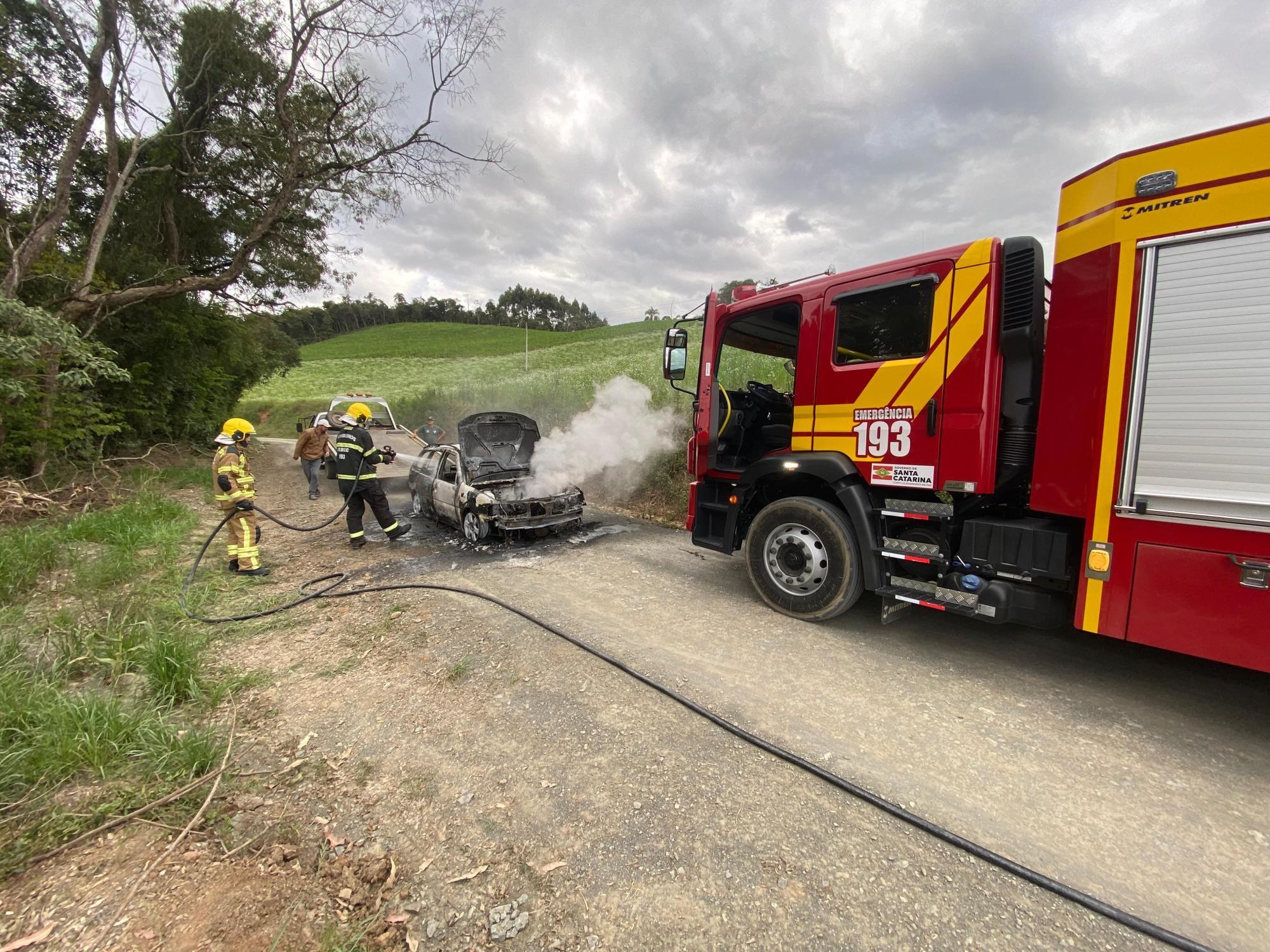 Incêndio em veículo mobiliza bombeiros na localidade de Alto Três em Petrolândia