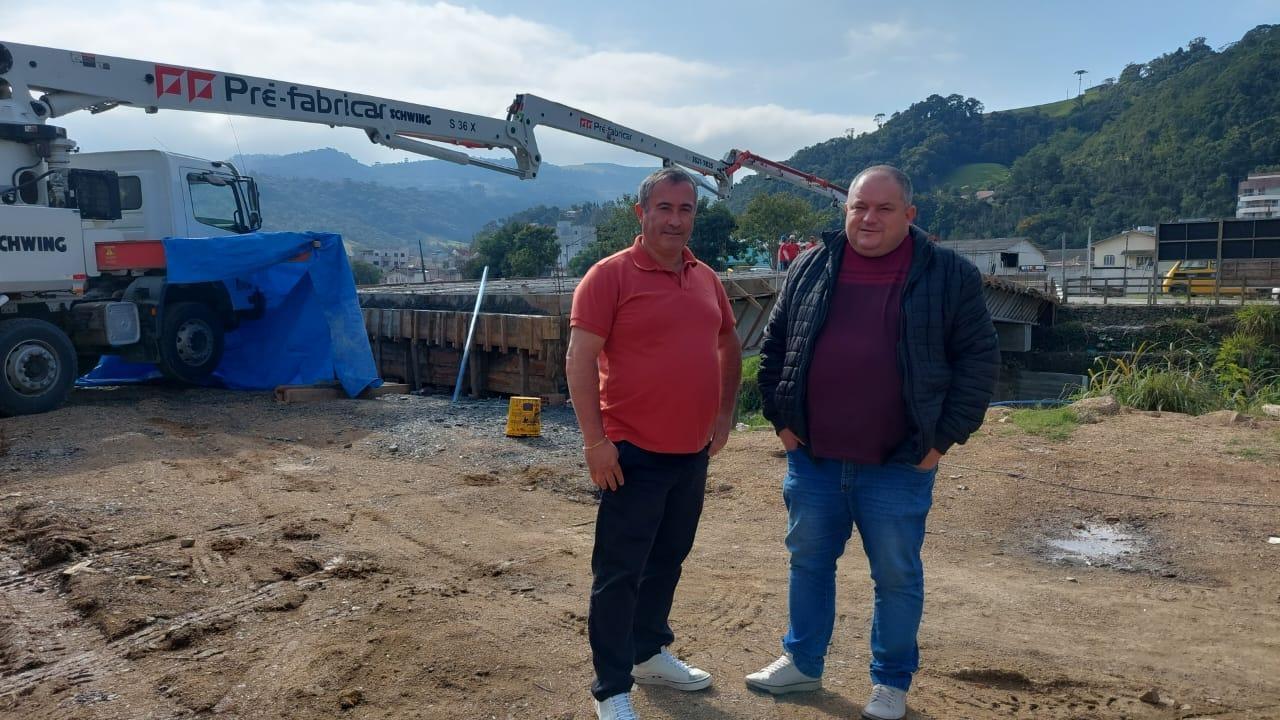 Iniciada concretagem da nova ponte no centro de Alfredo Wagner