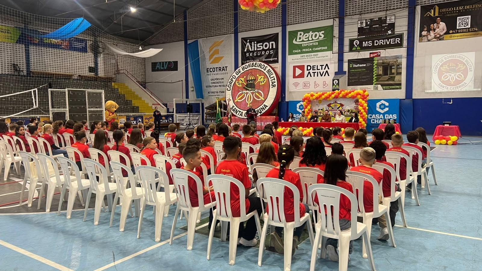 Ituporanga forma 115 Bombeiros Mirins; crianças aprendem primeiros socorros e prevenção