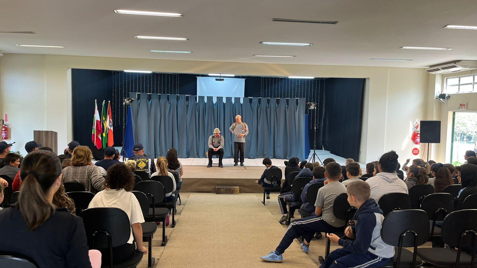 Apresentação teatral marca a abertura da Semana Nacional do trânsito em Ituporanga