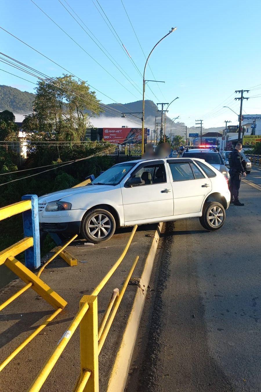 Jovem condutora perde controle e colide com guarda-corpo de ponte no centro de Rio do Sul