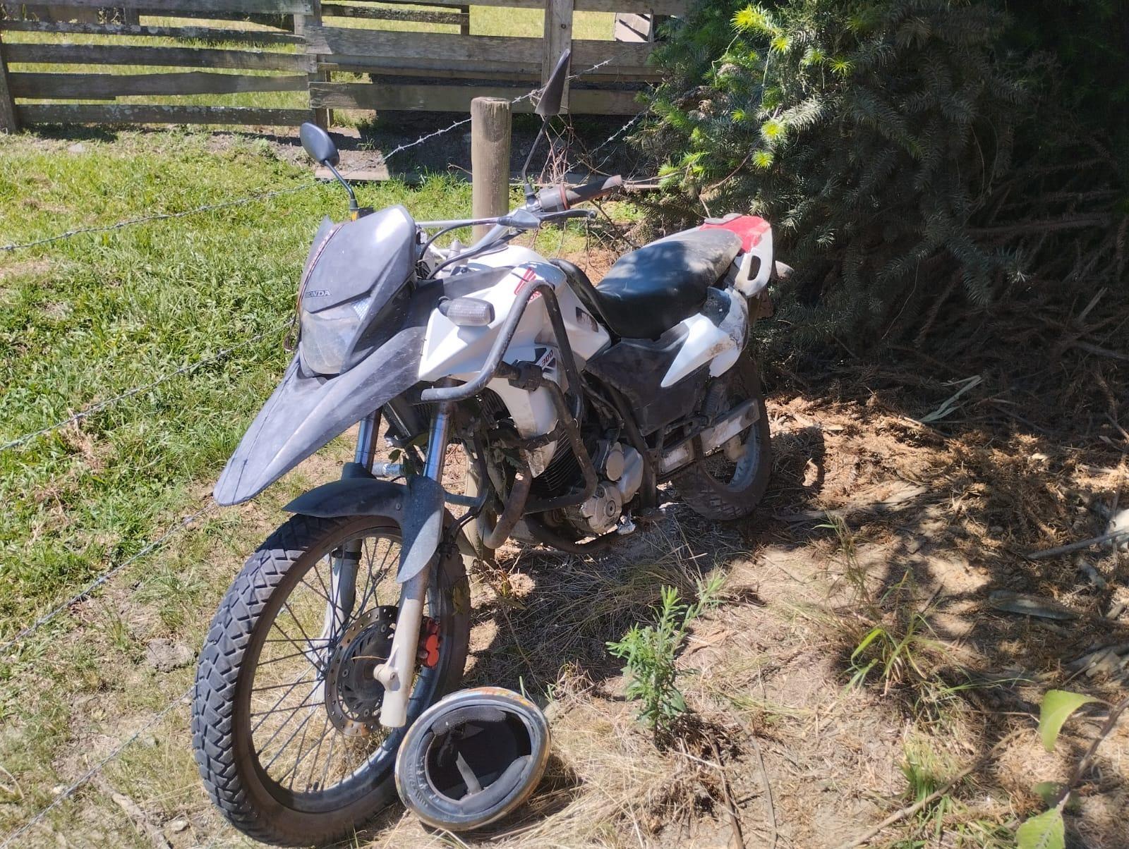 Jovem de 18 anos morre após motocicleta cair em ribanceira