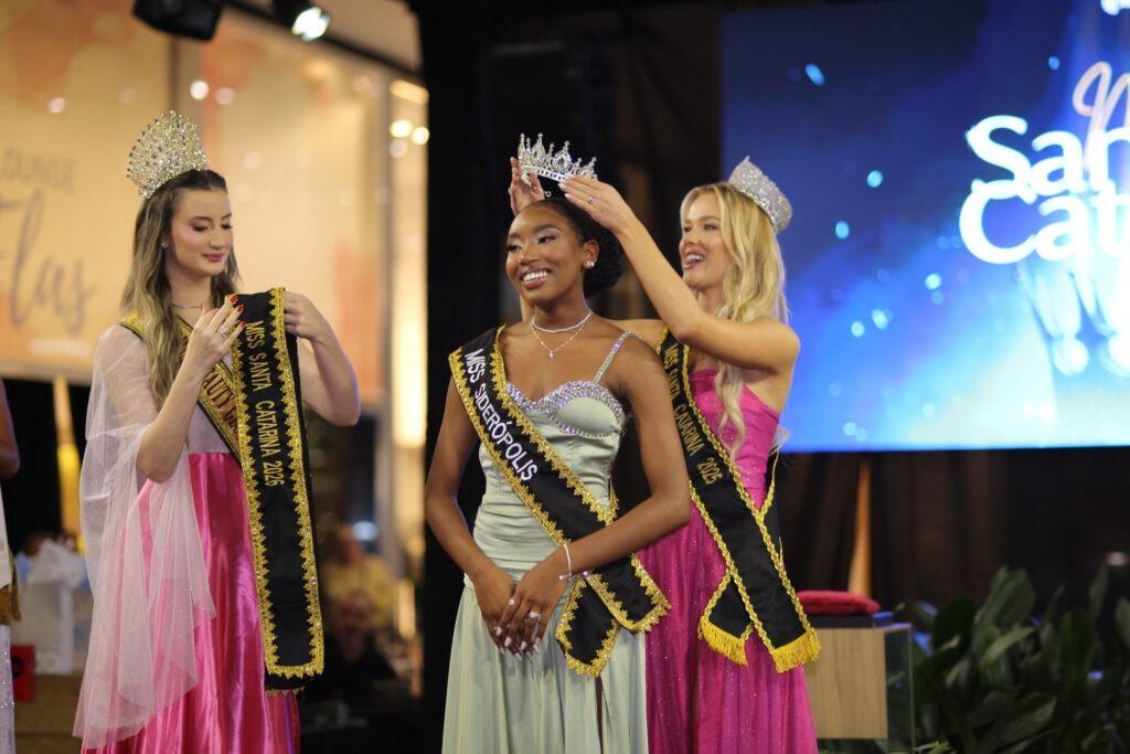 Jovem eleita Miss Santa Catarina sofre ataques racistas nas redes sociais