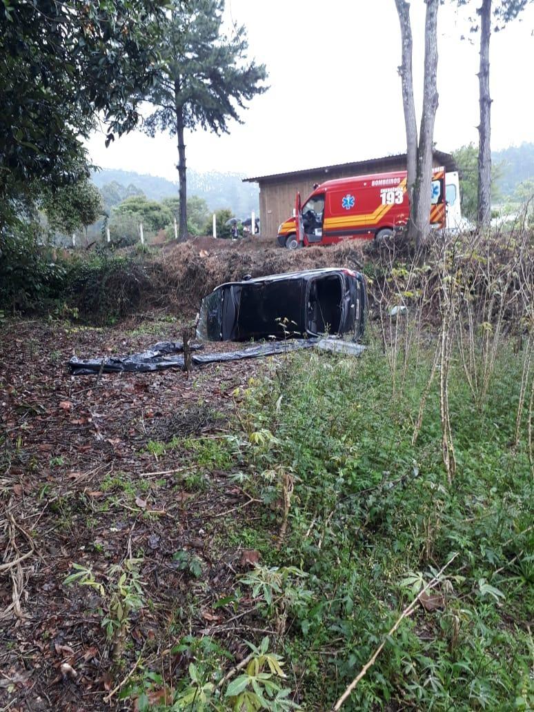 Jovem fica presa às ferragens após capotamento de veículo 