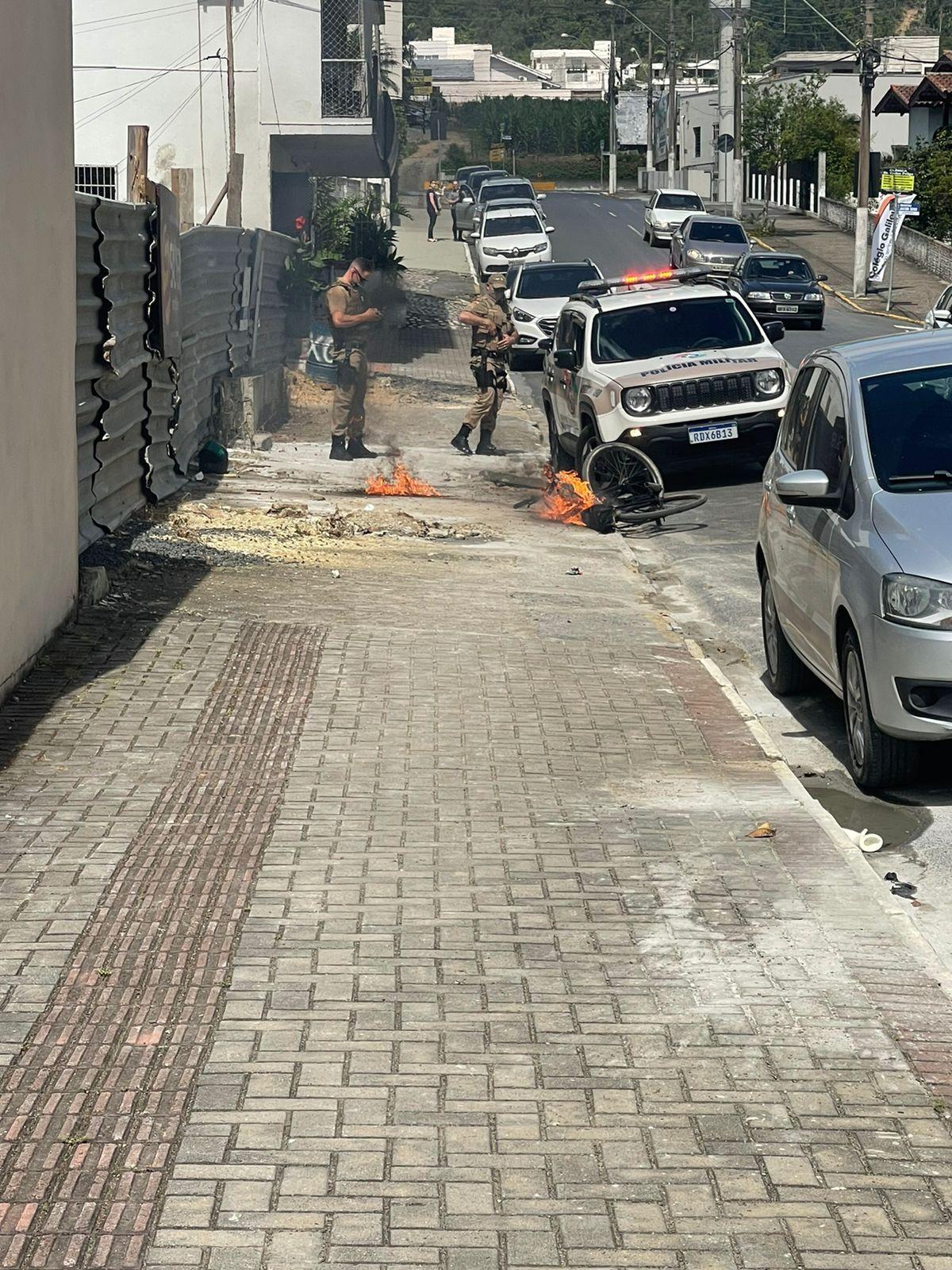 Jovem inconformado com abordagem da PM põe fogo na bicicleta motorizada