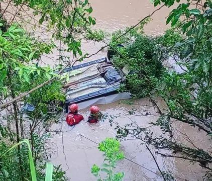 Jovem de 18 anos morre após carro cair em ribanceira e ficar submerso no Alto Vale