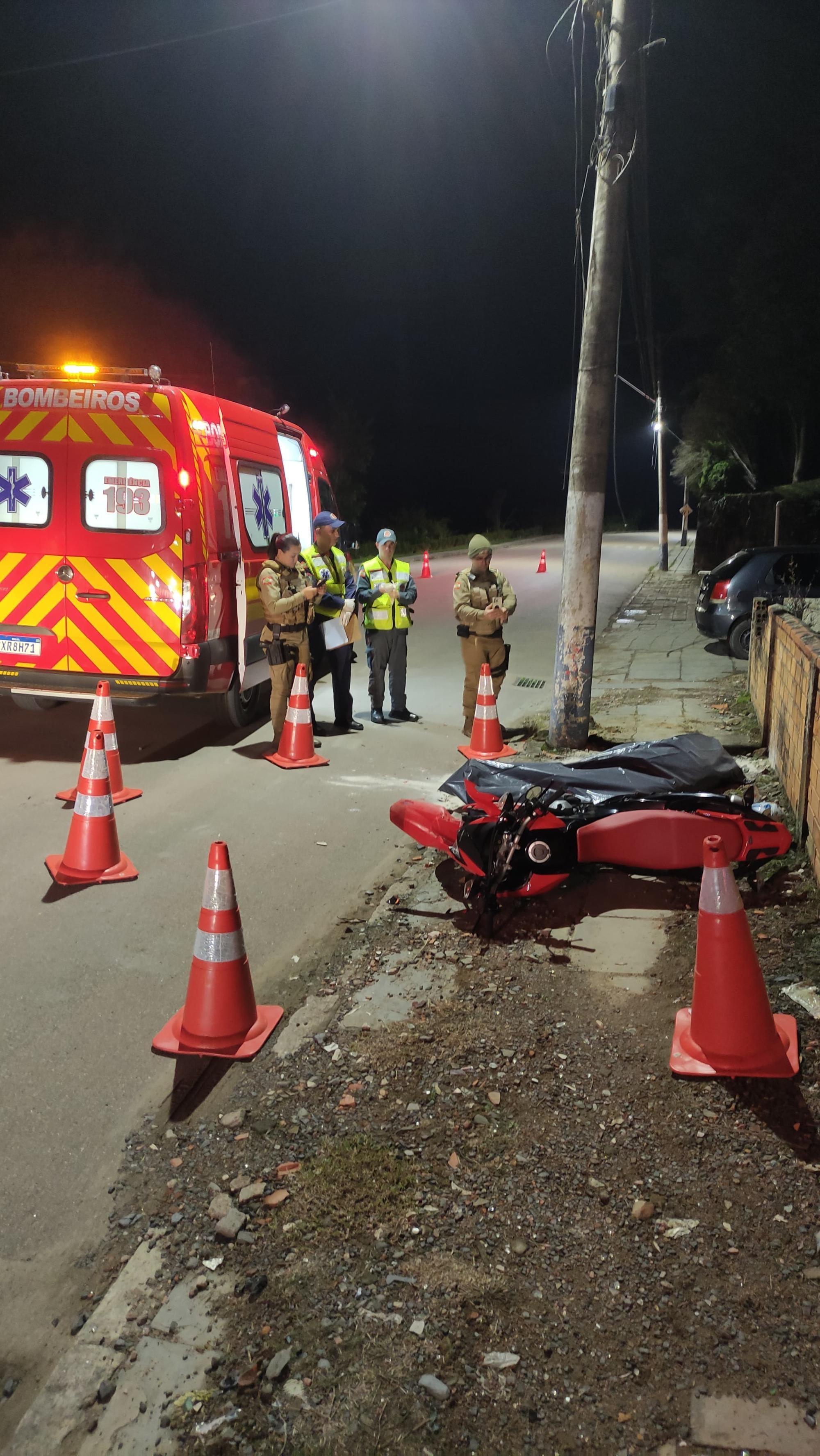 Jovem morre após colisão entre motocicleta e poste  no Alto Vale