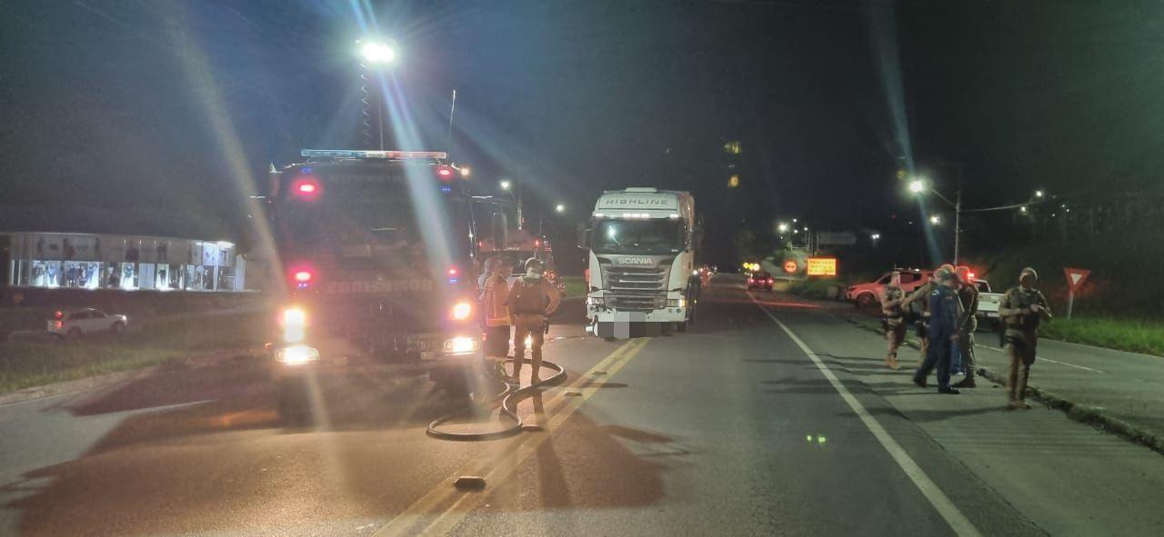 Jovem morre em colisão entre moto e caminhão na BR-470 em Rio do Sul