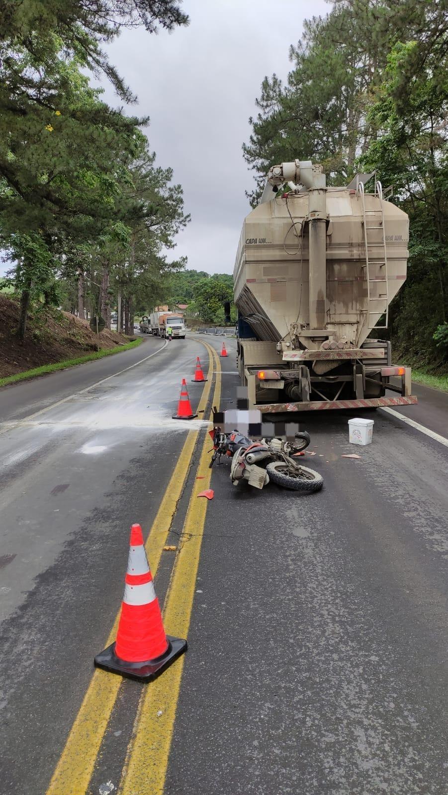 Jovem morre em colisão entre motocicleta e caminhão na BR-470