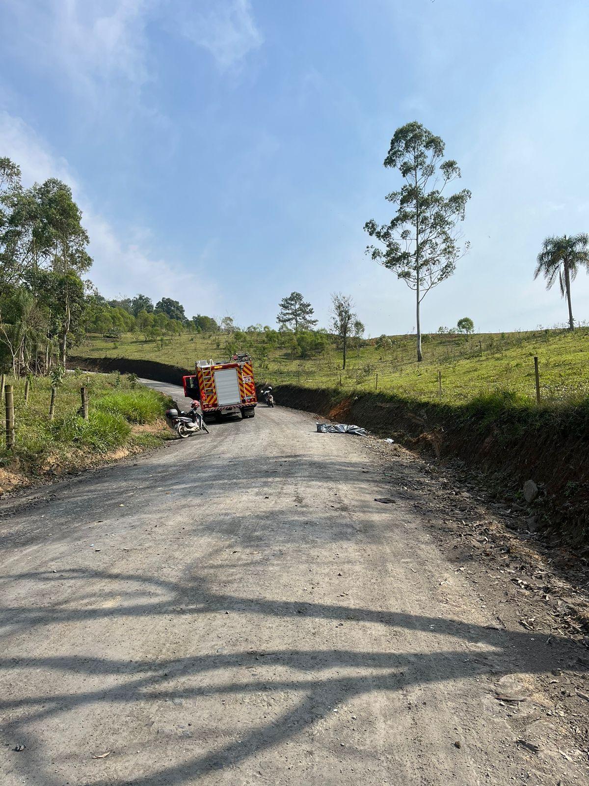 Jovem perde a vida ao pular de caminhão sem freio