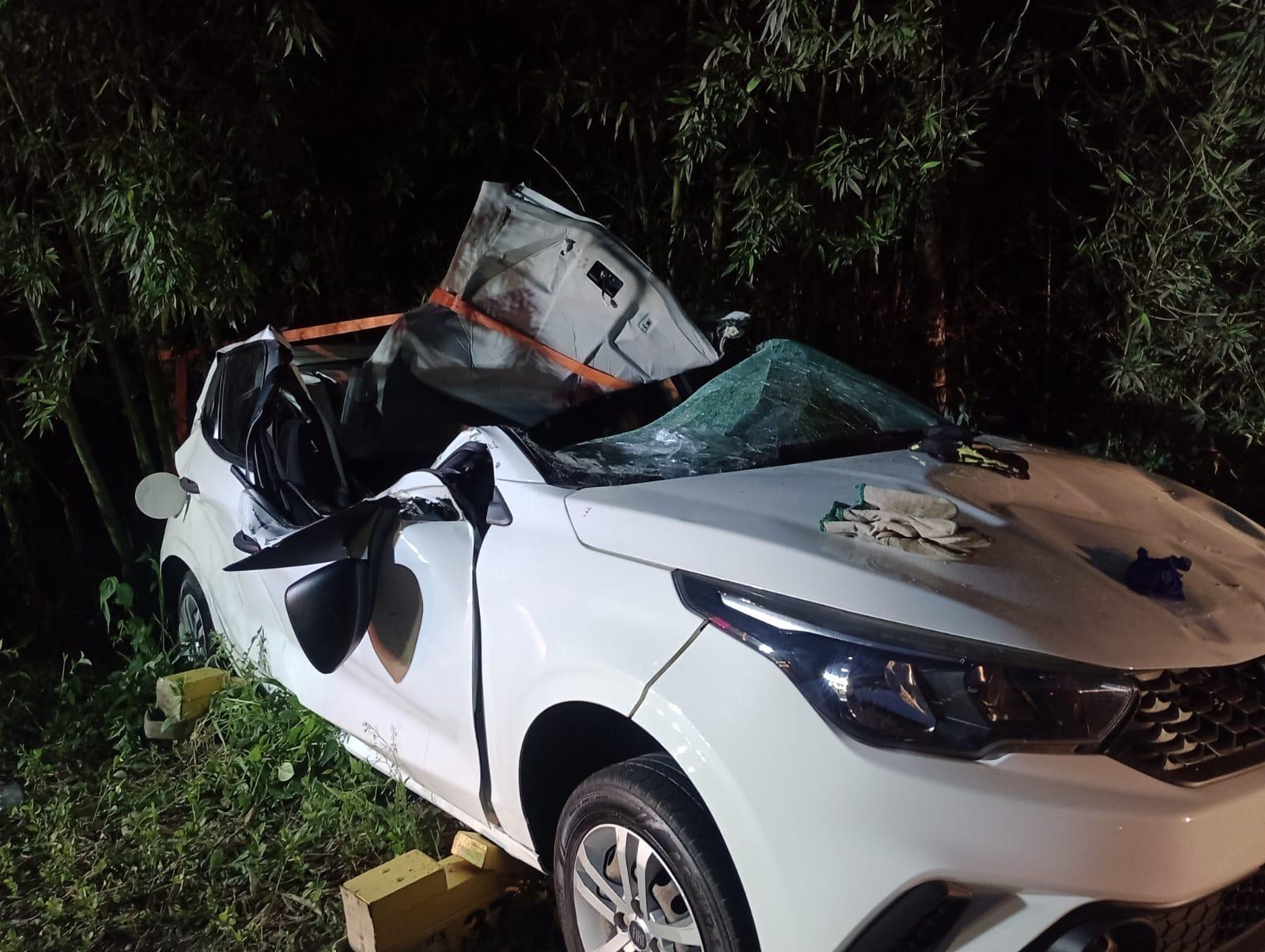 Jovem perde a vida em colisão entre automóvel e ônibus escolar 