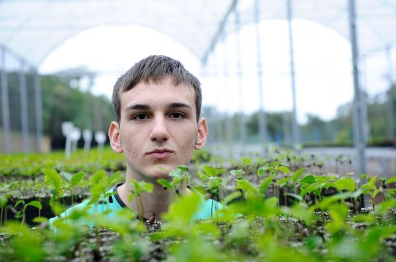 Jovens ajudam Atalanta, município do Alto Vale do Itajaí, a plantar o futuro