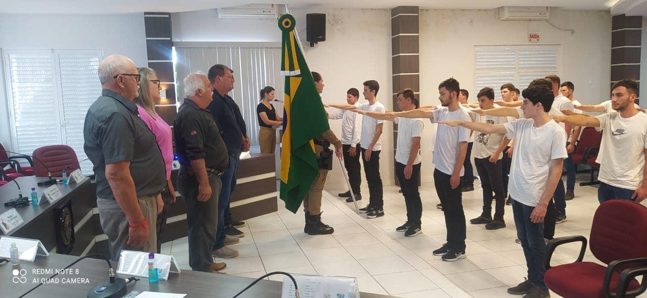 Jovens nascidos em 2004 fazem juramento à bandeira em Atalanta