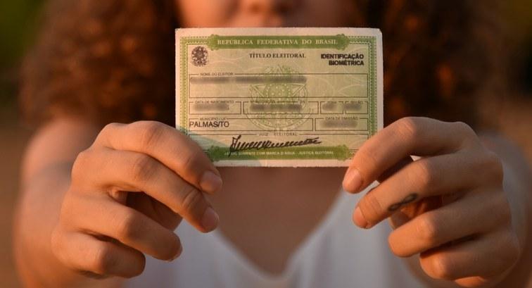 Jovens que completam 18 anos até outubro precisam emitir título de eleitor