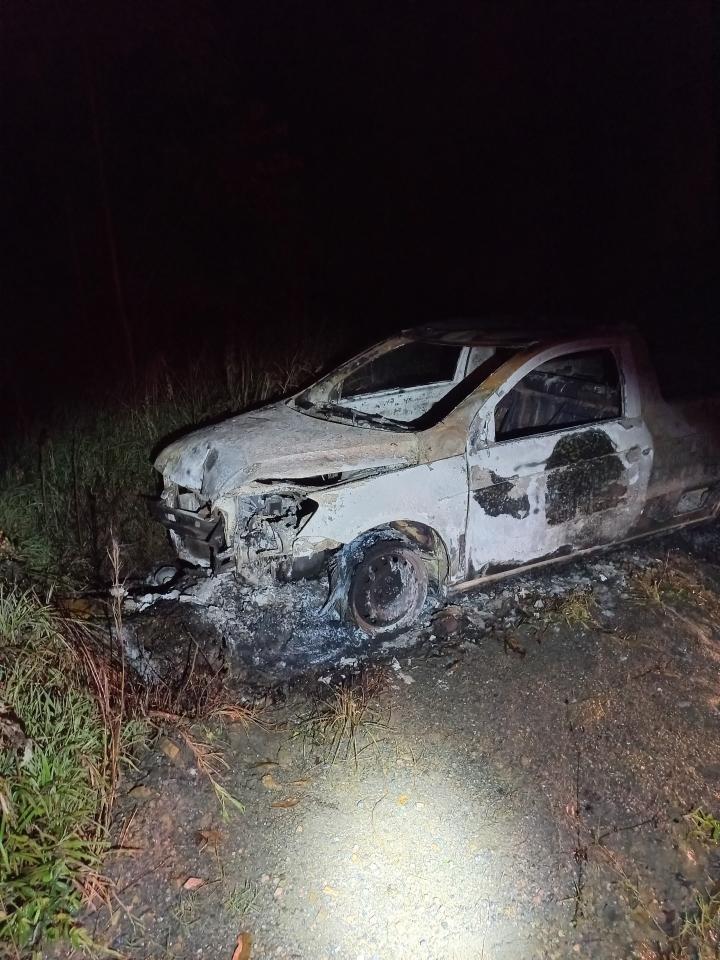 Ladrão furta carro, bate e o veículo pega fogo em Leoberto Leal