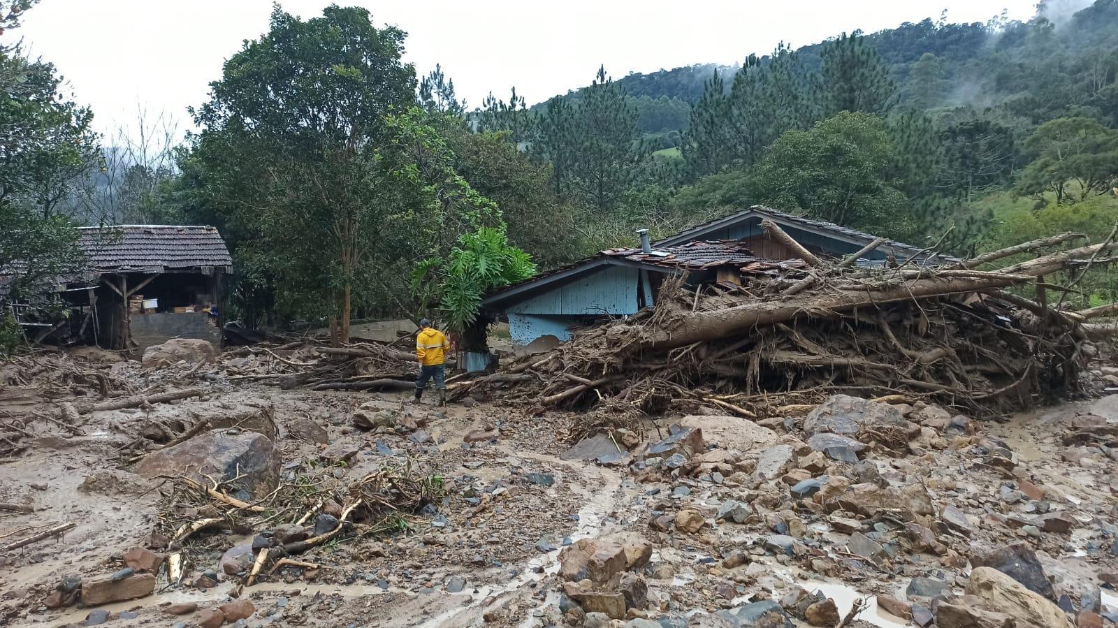 Lagoa se rompe com a força das águas e atinge casa em Aurora