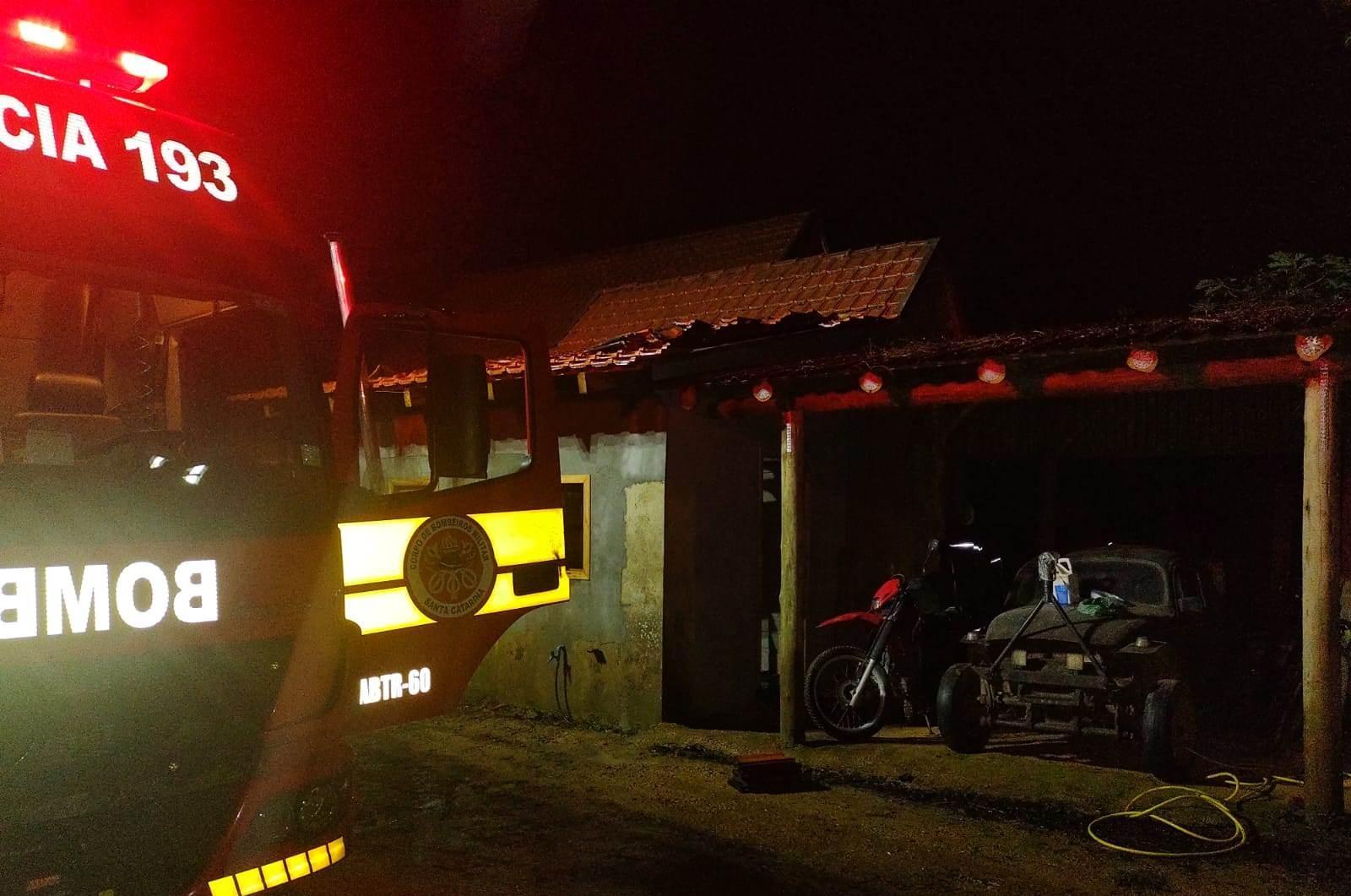 Lavação de residência é destruída pelo fogo em Ituporanga