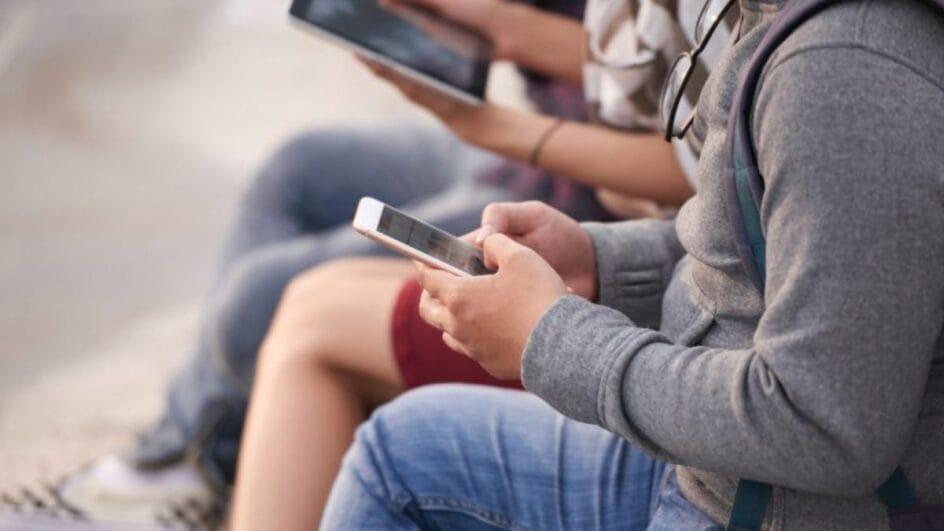 Lei que proíbe uso de celulares em escolas públicas e privadas é sancionada