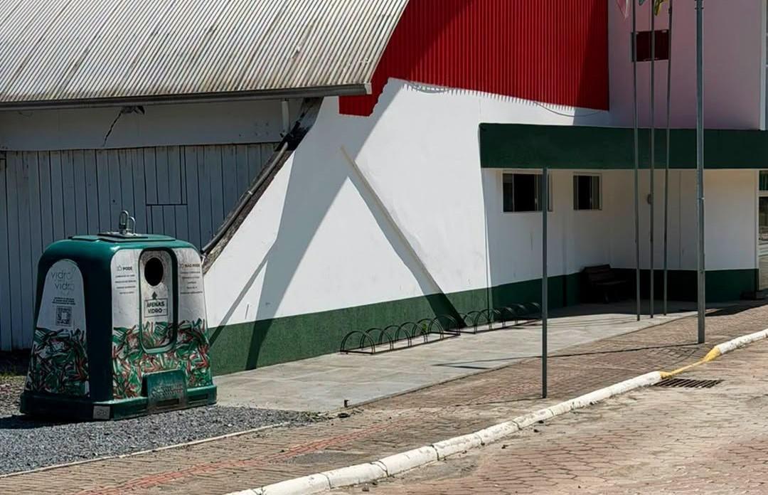 Leoberto Leal amplia descarte correto de vidros com novo ponto de coleta