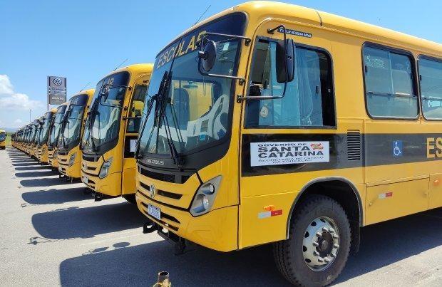 Leoberto Leal recebe novo ônibus do Governo do Estado