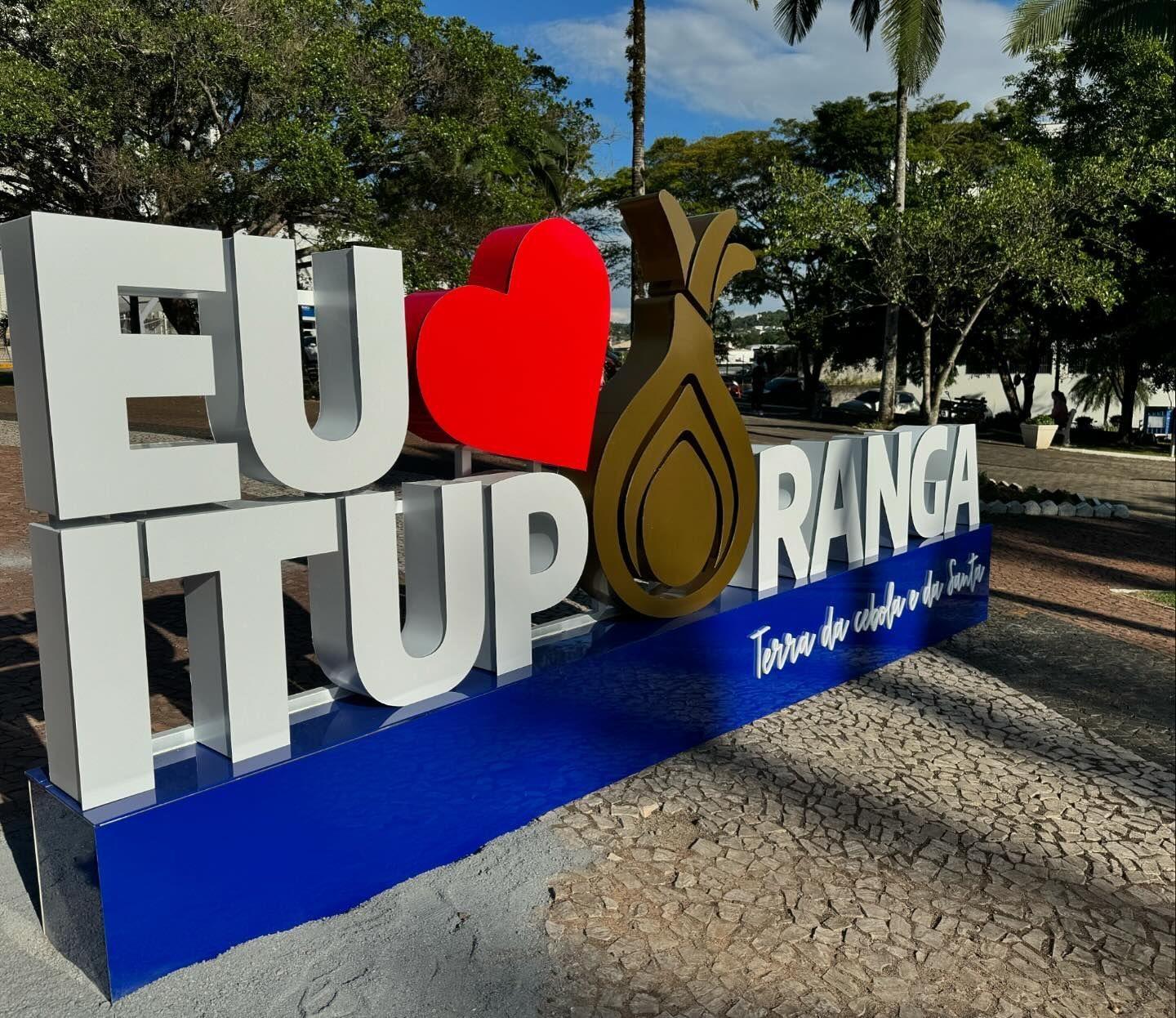 Letreiro turístico "Eu Amo Ituporanga" é instalado na praça Frei Gabriel
