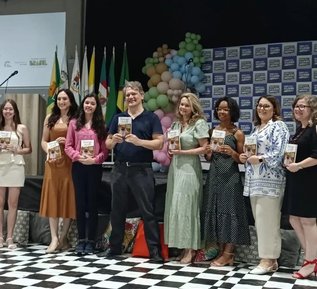 Livro de contos organizado por Maicon Tenfen é lançado em Ituporanga