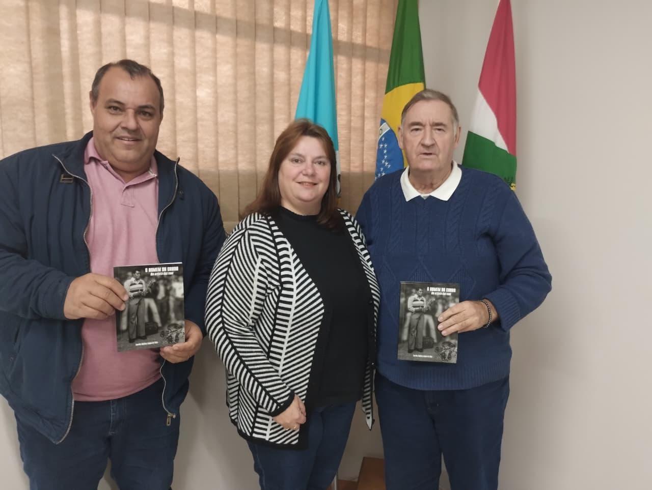 Livro “O Homem da Cobra, um artista das ruas” será lançado nesse sábado em Ituporanga